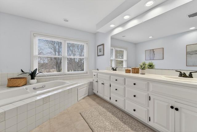 12714 N Meadow CIRCLE W, Mequon, WI 53092