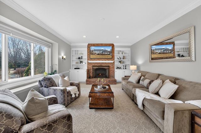 12714 N Meadow CIRCLE W, Mequon, WI 53092