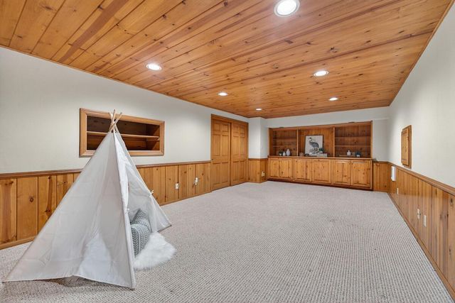 12714 N Meadow CIRCLE W, Mequon, WI 53092