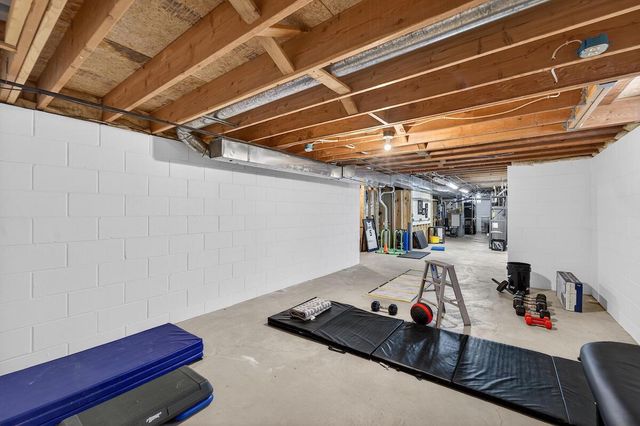 12714 N Meadow CIRCLE W, Mequon, WI 53092