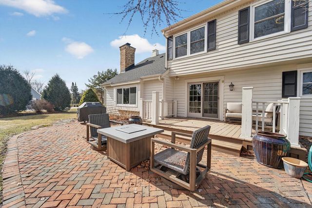 12714 N Meadow CIRCLE W, Mequon, WI 53092