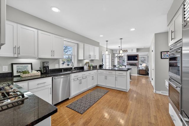 12714 N Meadow CIRCLE W, Mequon, WI 53092