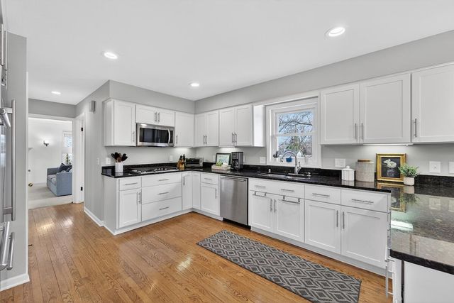 12714 N Meadow CIRCLE W, Mequon, WI 53092