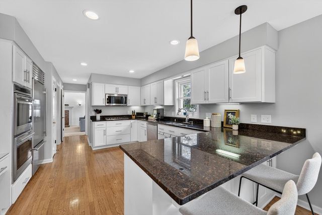 12714 N Meadow CIRCLE W, Mequon, WI 53092