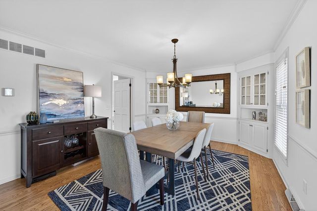 12714 N Meadow CIRCLE W, Mequon, WI 53092