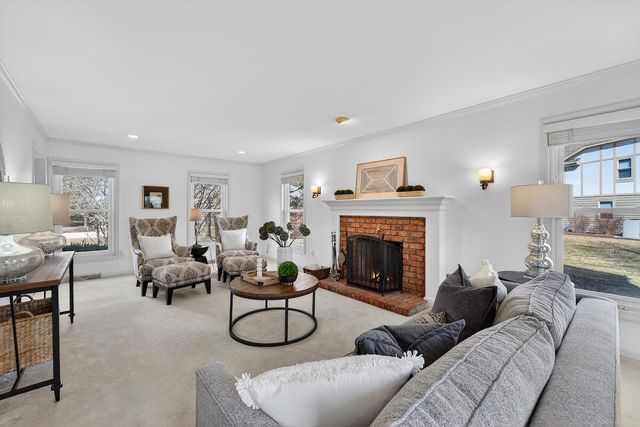 12714 N Meadow CIRCLE W, Mequon, WI 53092