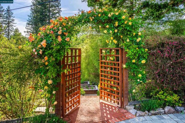3926 S Peardale Dr, Lafayette, CA 94549