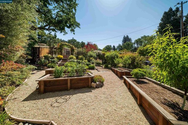 3926 S Peardale Dr, Lafayette, CA 94549