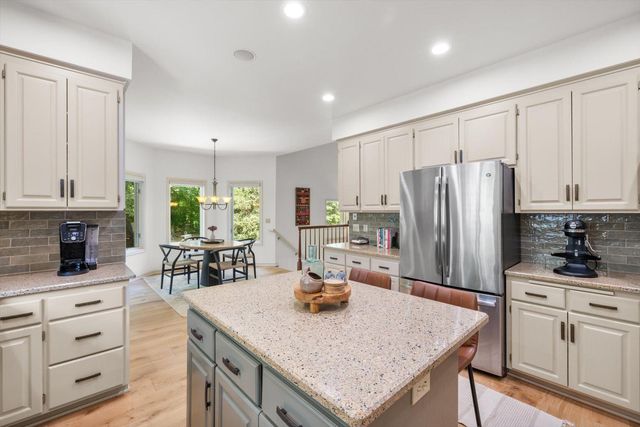 16010 45th Avenue N, Plymouth, MN 55446