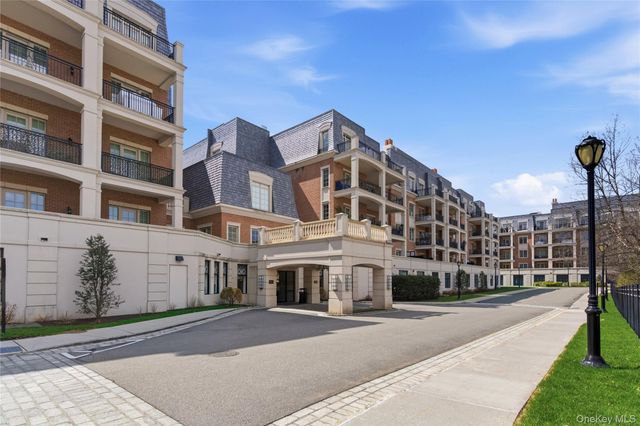 3000 Royal Court 3102, North Hills, NY 11040