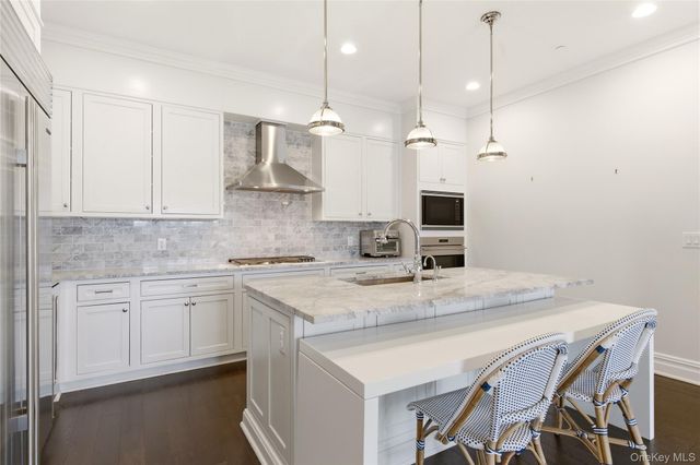 3000 Royal Court 3102, North Hills, NY 11040