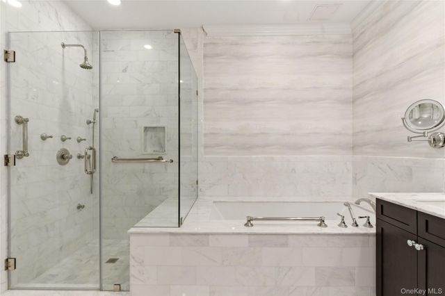 3000 Royal Court 3102, North Hills, NY 11040