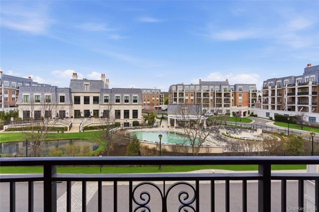 3000 Royal Court 3102, North Hills, NY 11040