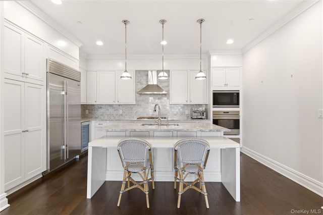 3000 Royal Court 3102, North Hills, NY 11040