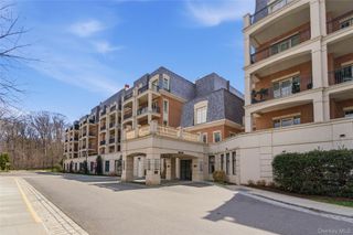 3000 Royal Court 3102, North Hills, NY 11040