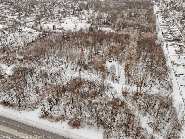 27597 Eureka, Romulus, MI 48174