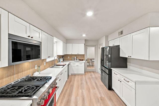 5030 Bayou Vista Drive, Houston, TX 77091