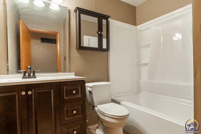 7421 NW Kiro CT, Silver Lake, KS 66539