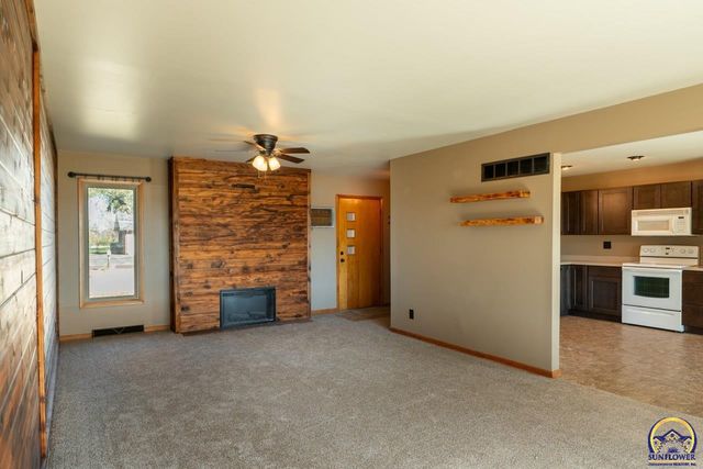 7421 NW Kiro CT, Silver Lake, KS 66539