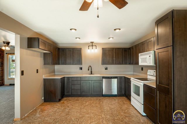 7421 NW Kiro CT, Silver Lake, KS 66539