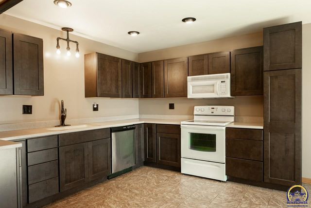 7421 NW Kiro CT, Silver Lake, KS 66539