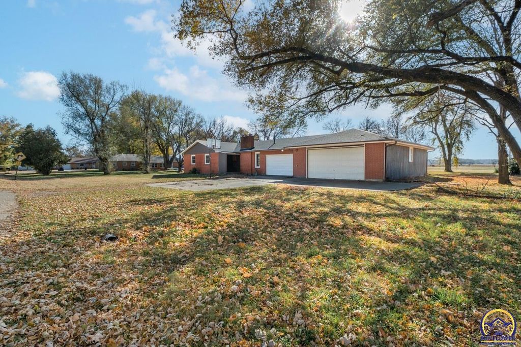 7421 NW Kiro CT, Silver Lake, KS 66539