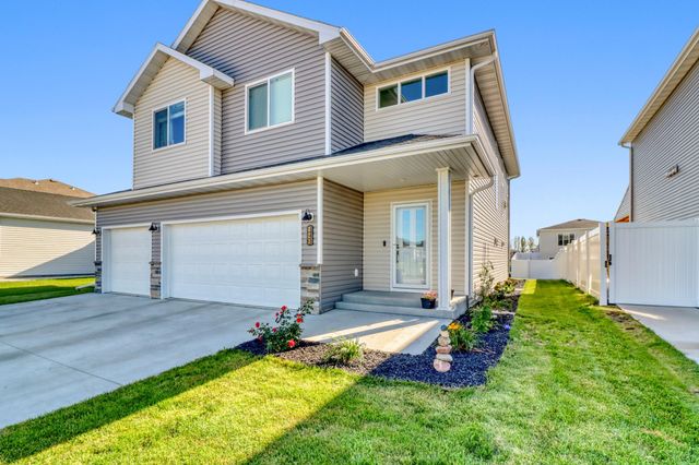 821 60th Avenue W, West Fargo, ND 58078