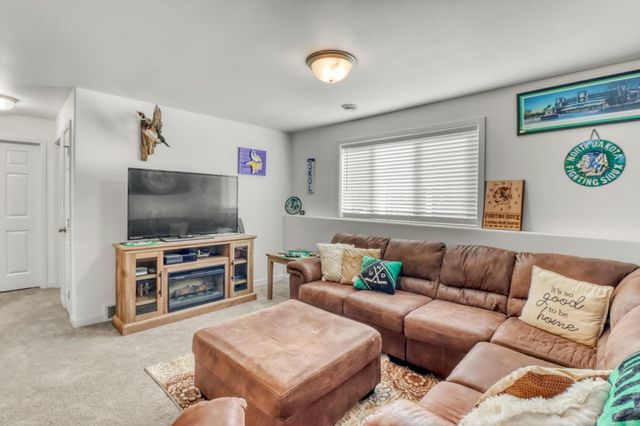 821 60th Avenue W, West Fargo, ND 58078