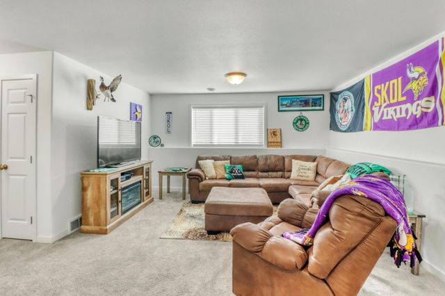 821 60th Avenue W, West Fargo, ND 58078