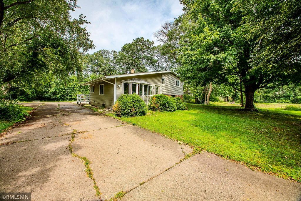 6256 50th Street N, Oakdale, MN 55128