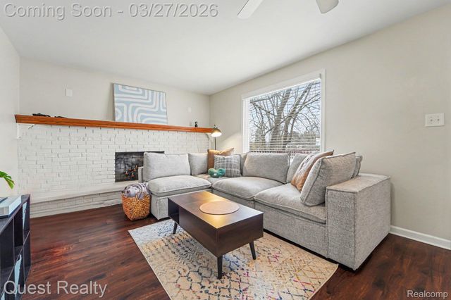 6524 Oakridge Drive, Waterford Charter Township, MI 48329