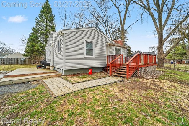 6524 Oakridge Drive, Waterford Charter Township, MI 48329