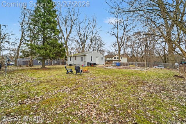 6524 Oakridge Drive, Waterford Charter Township, MI 48329