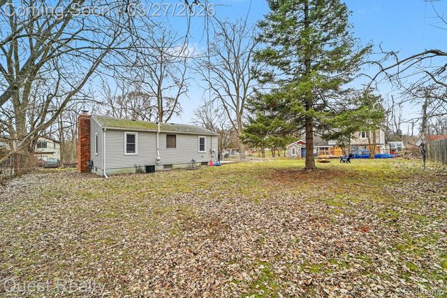 6524 Oakridge Drive, Waterford Charter Township, MI 48329