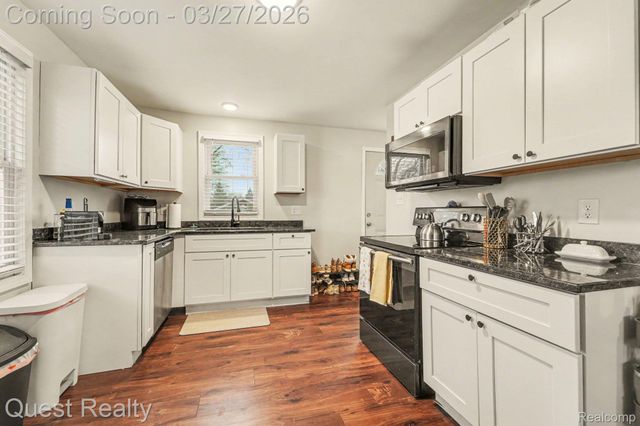 6524 Oakridge Drive, Waterford Charter Township, MI 48329