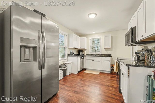 6524 Oakridge Drive, Waterford Charter Township, MI 48329