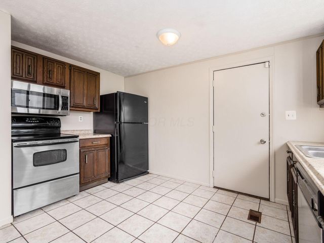 2411 Red Rock Boulevard, Grove City, OH 43123