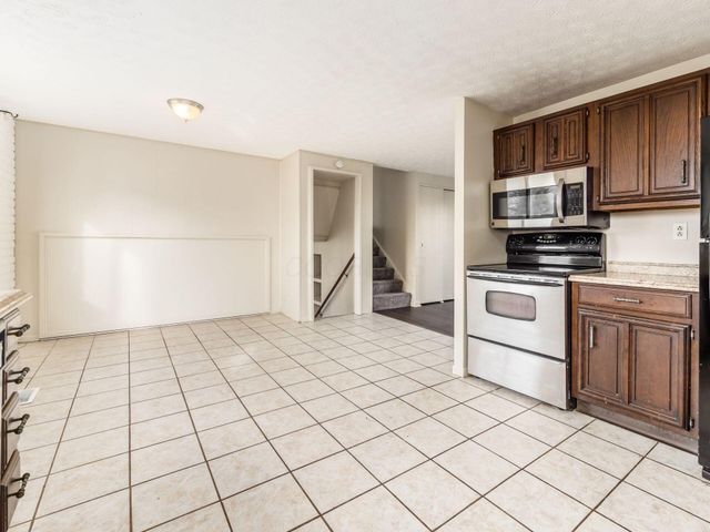 2411 Red Rock Boulevard, Grove City, OH 43123