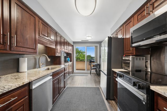 7201 N LINCOLN Avenue 403, Lincolnwood, IL 60712
