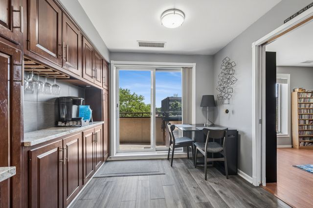 7201 N LINCOLN Avenue 403, Lincolnwood, IL 60712