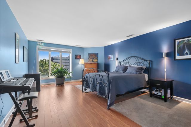 7201 N LINCOLN Avenue 403, Lincolnwood, IL 60712