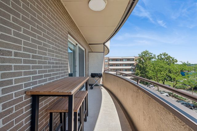 7201 N LINCOLN Avenue 403, Lincolnwood, IL 60712
