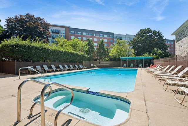 7201 N LINCOLN Avenue 403, Lincolnwood, IL 60712