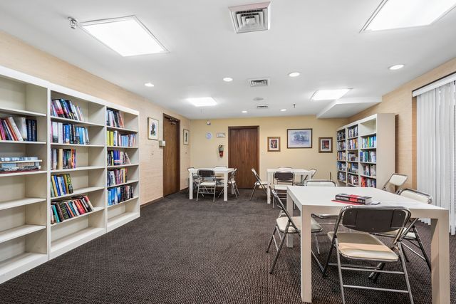 7201 N LINCOLN Avenue 403, Lincolnwood, IL 60712