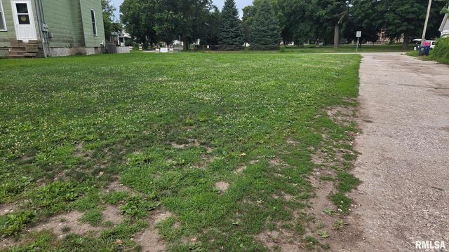 117 S PINE Street, Davenport, IA 52802