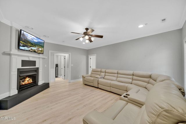 301 Sunset Ridge Court, Johnson City, TN 37601