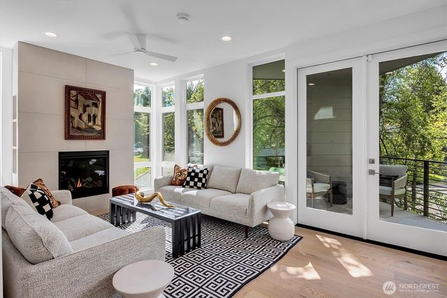 427 102nd Avenue SE, Bellevue, WA 98004