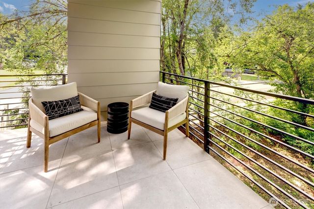 427 102nd Avenue SE, Bellevue, WA 98004