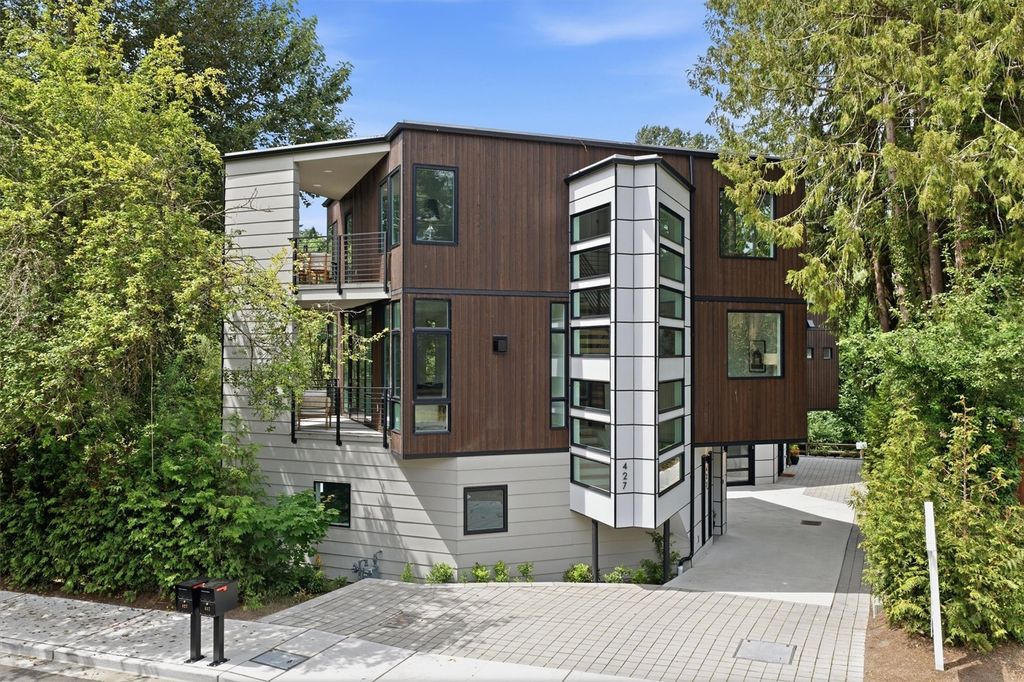 427 102nd Avenue SE, Bellevue, WA 98004