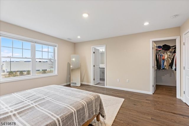 100 Valerie Dr, Manville Boro, NJ 08835